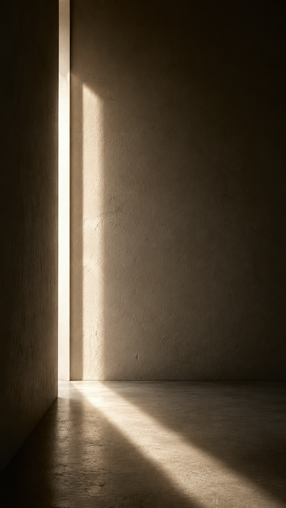 Une lame de lumière entre par une ouverture et se pose sur le sol