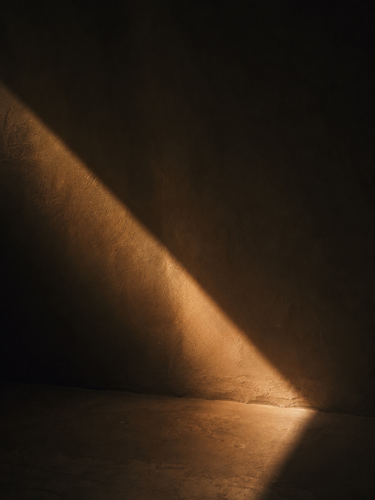 Une bande de lumière chaude se pose sur le sol