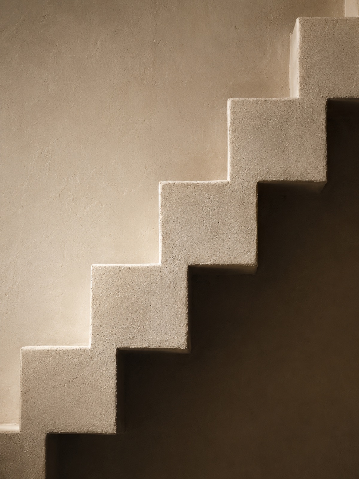 Escalier de plâtre crème, géométrie calme